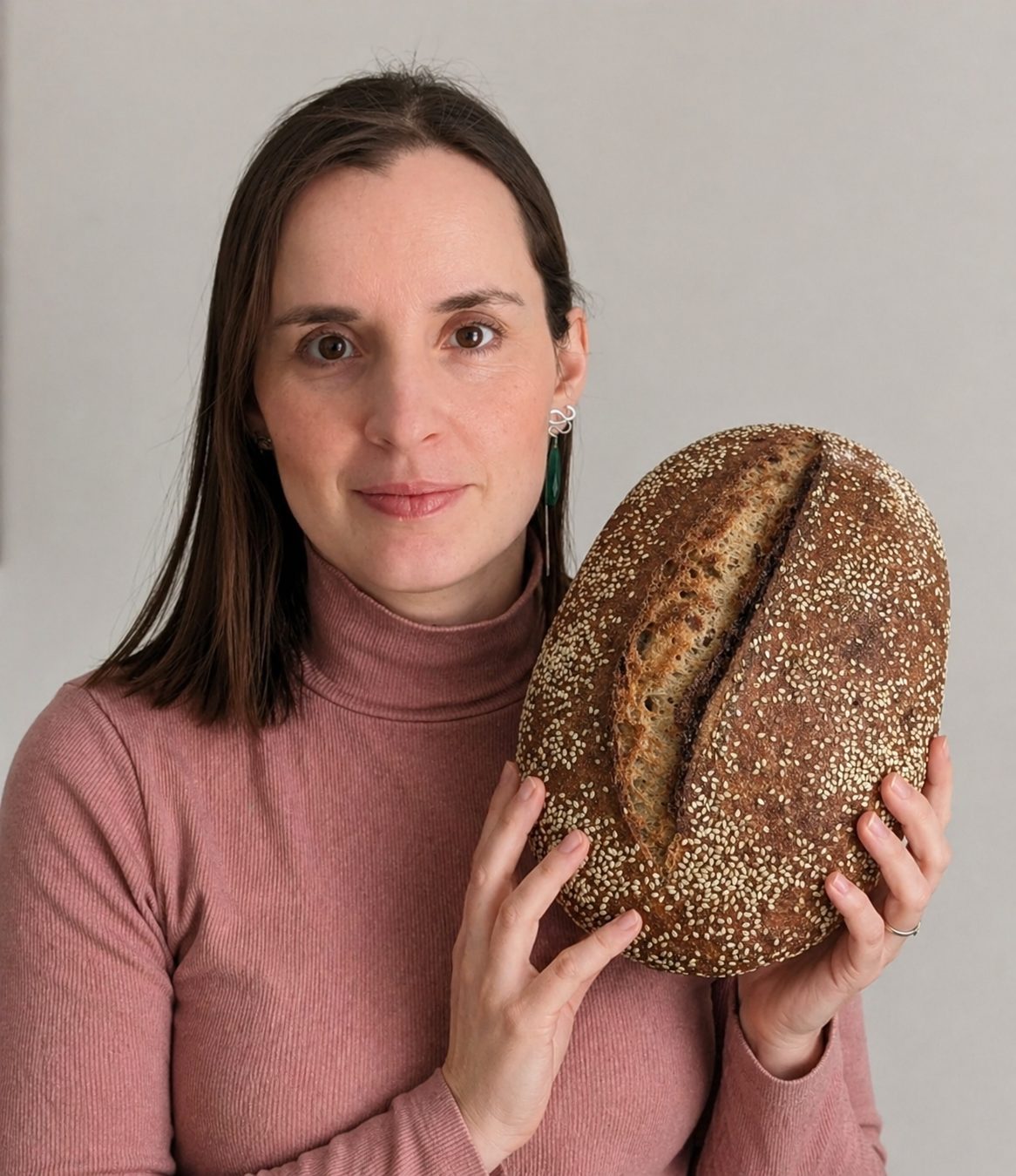 Isabel med et stort surdejsbrød